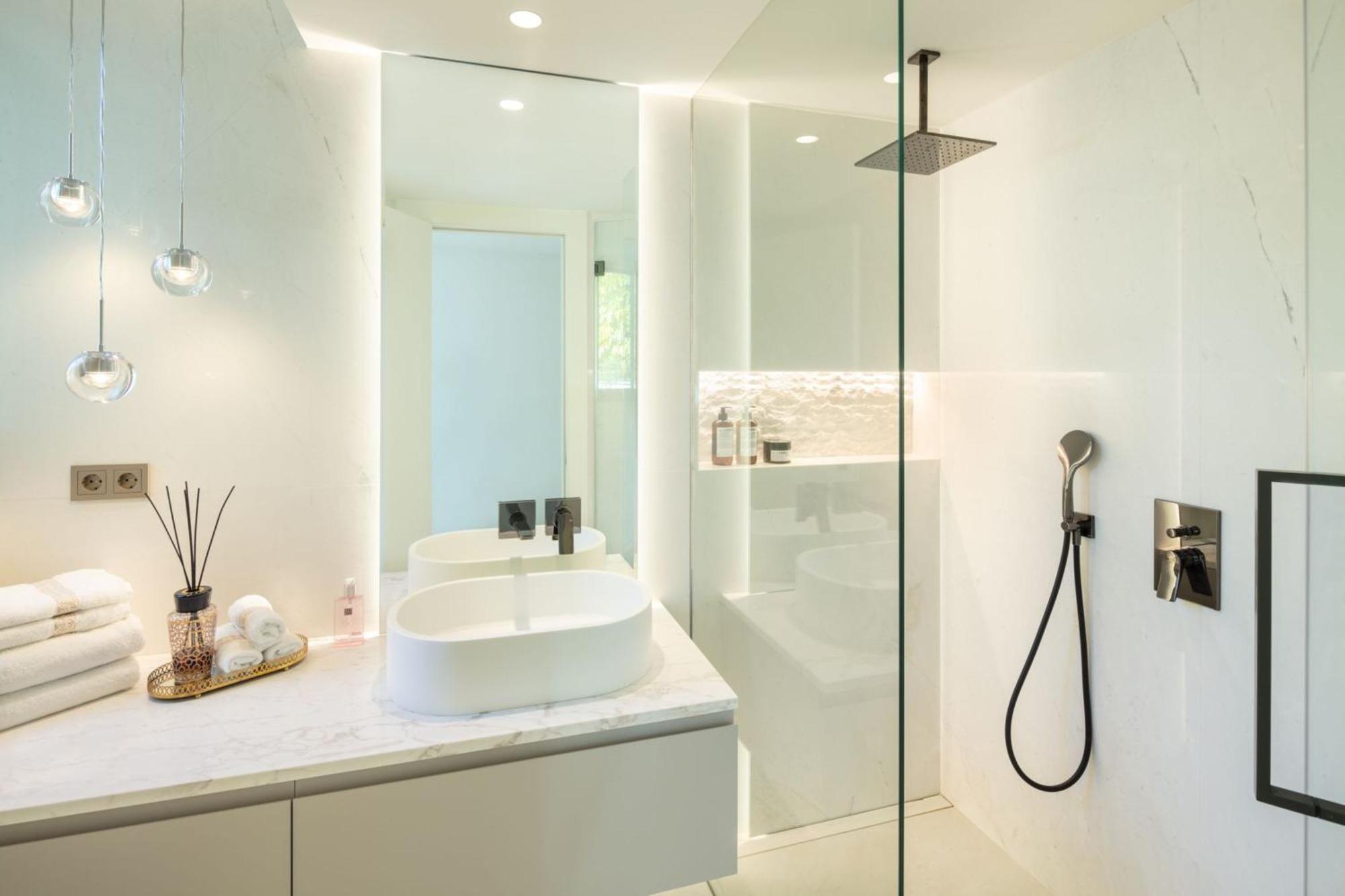 Absolute High End Near With Jacuzzi!