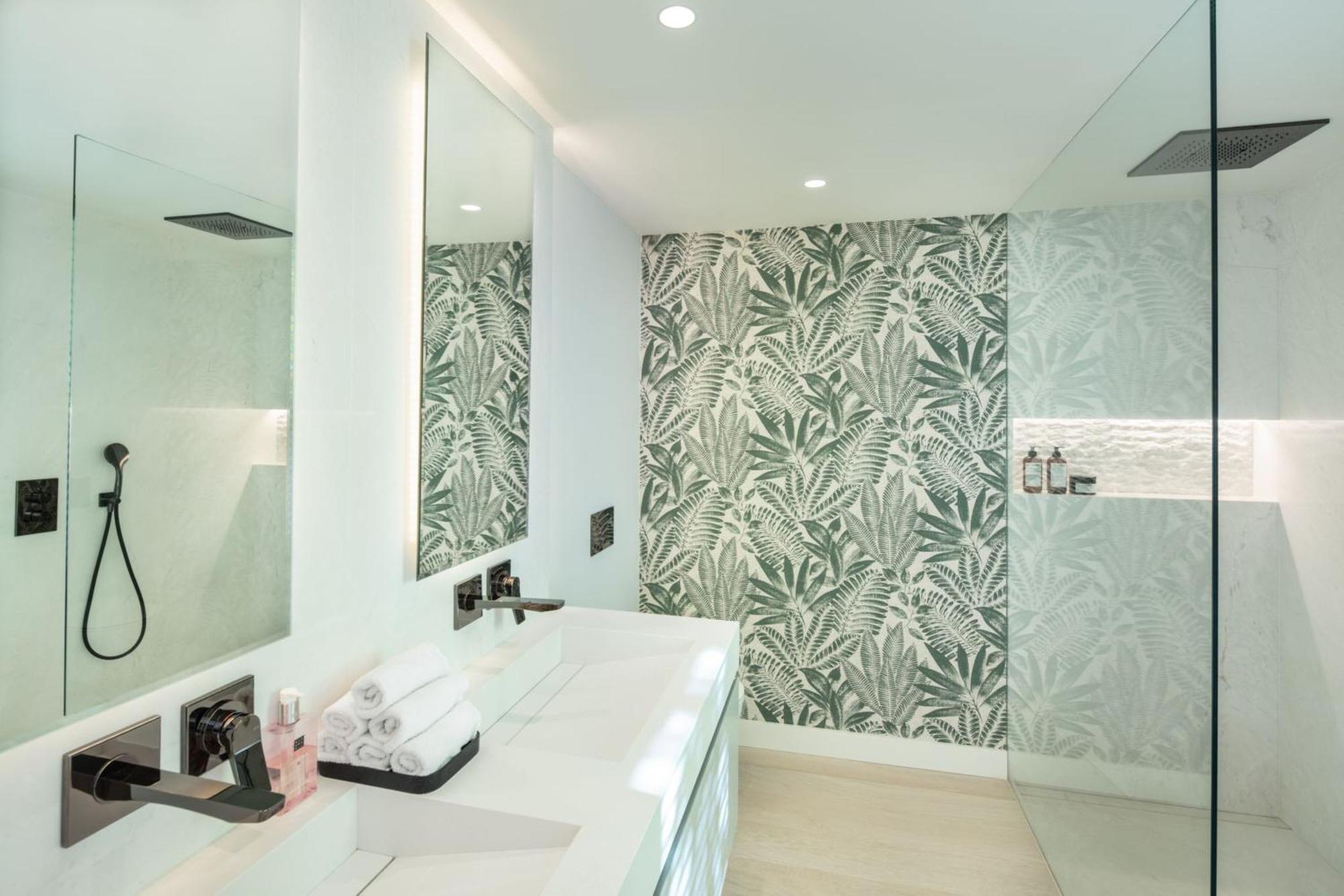 Absolute High End Near With Jacuzzi! Villa Marbella