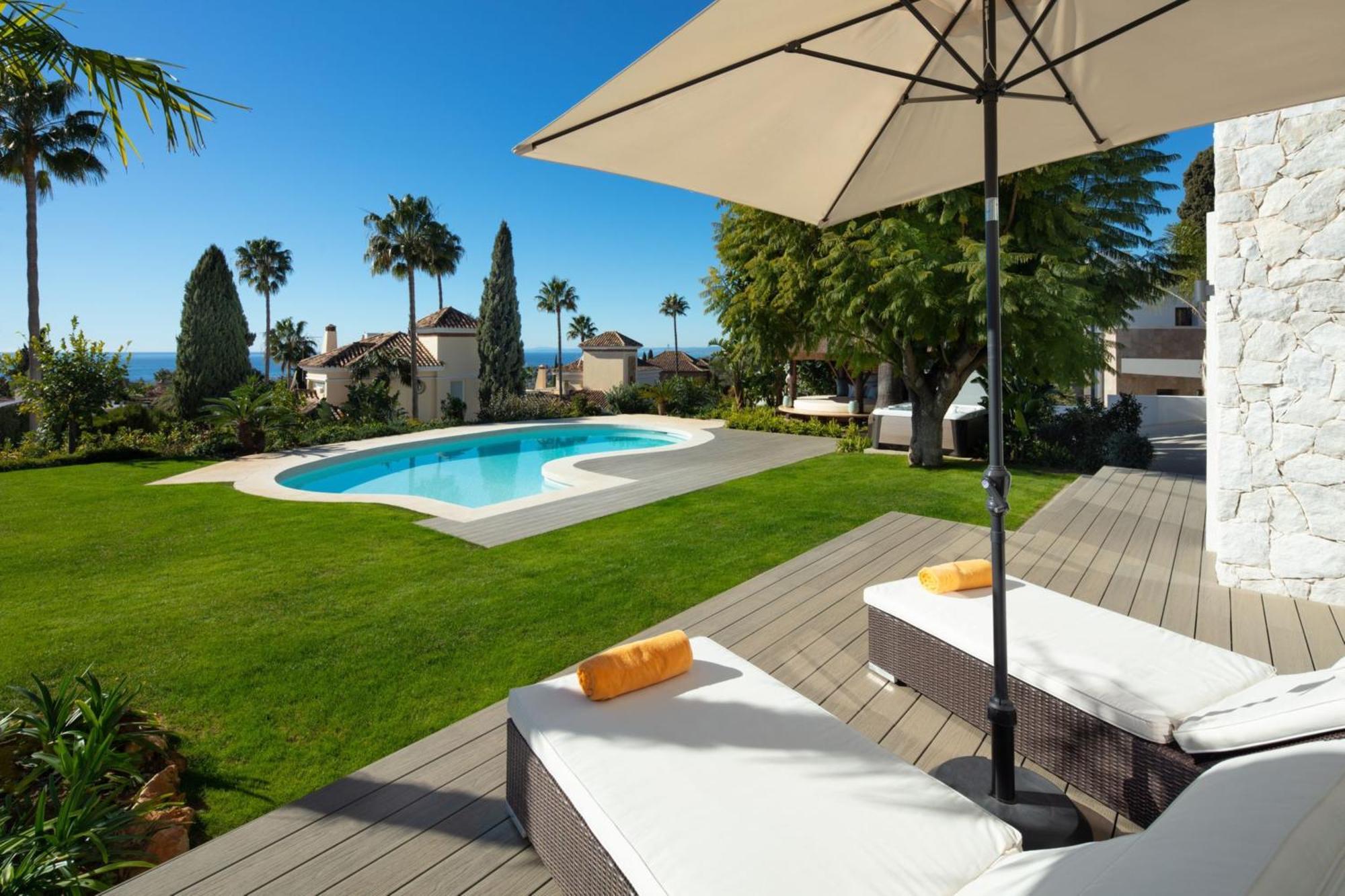 Absolute High End Near With Jacuzzi!