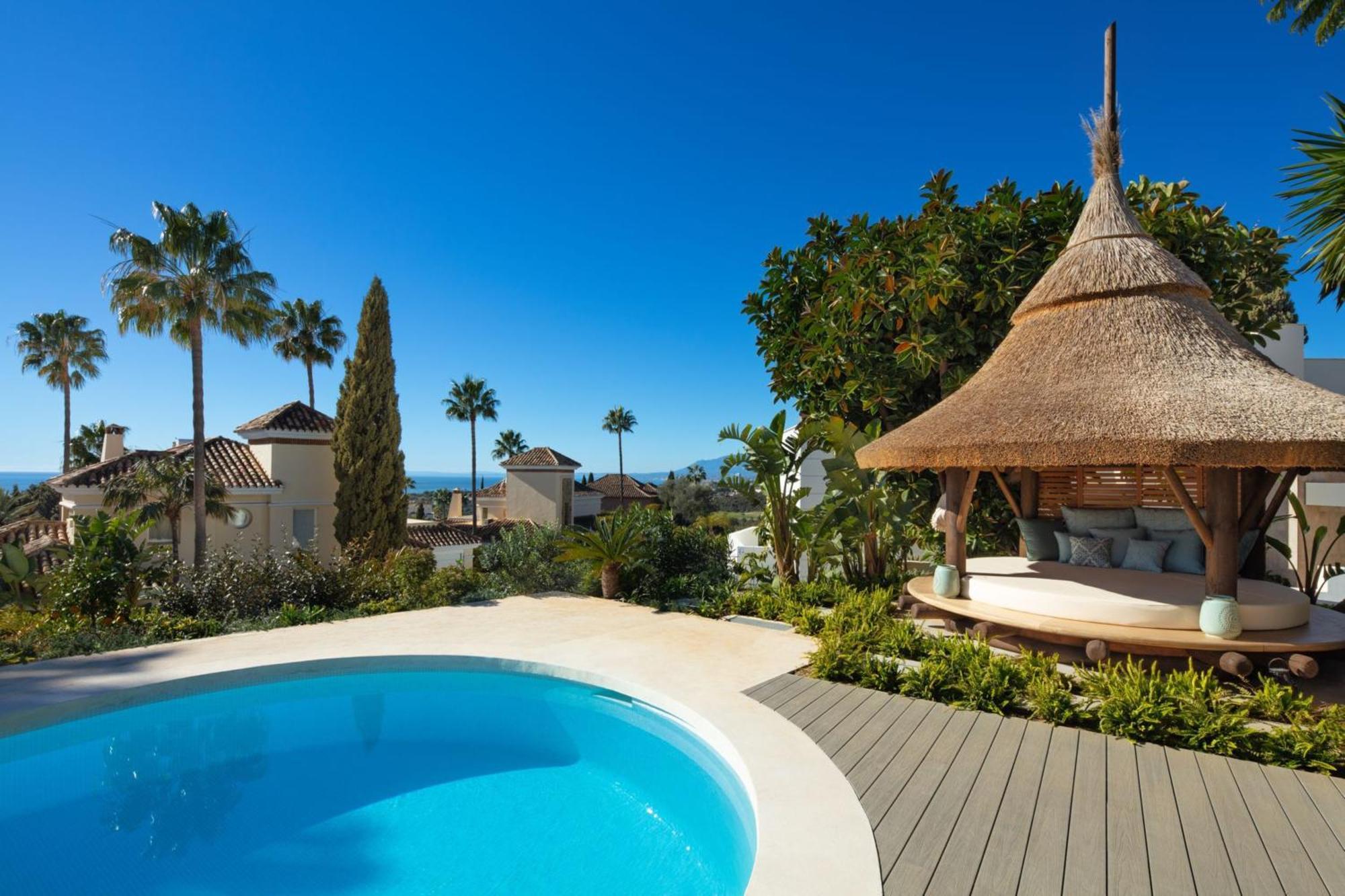Absolute High End Near With Jacuzzi!